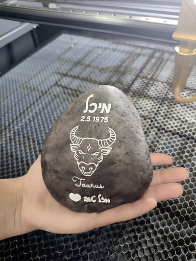אבן המזלות - גודל ענק במיוחד ! אבני נחל עם חריטה: שם + תאריך + אייקון מזל כולל משלוח חינם!
