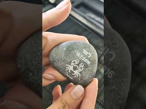 אבן המזלות - מזכרת מיוחדת בכיתוב אישי - אבני נחל עם חריטה: שם + תאריך + אייקון מזל כולל משלוח חינם!