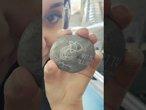 אבן המזלות - מזכרת מיוחדת בכיתוב אישי - אבני נחל עם חריטה: שם + תאריך + אייקון מזל כולל משלוח חינם!
