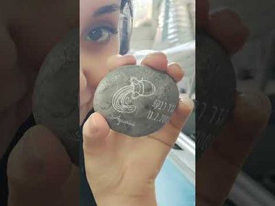 אבן המזלות - מזכרת מיוחדת בכיתוב אישי - אבני נחל עם חריטה: שם + תאריך + אייקון מזל כולל משלוח חינם!
