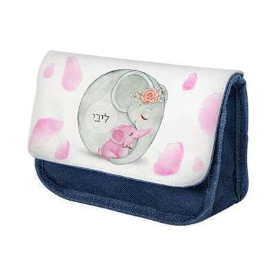 סט מוצרים עם שם הילד/ה בעיצוב פילים ורוד - Baby Coupon