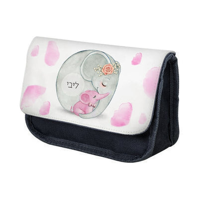 סט מוצרים עם שם הילד/ה בעיצוב פילים ורוד - Baby Coupon