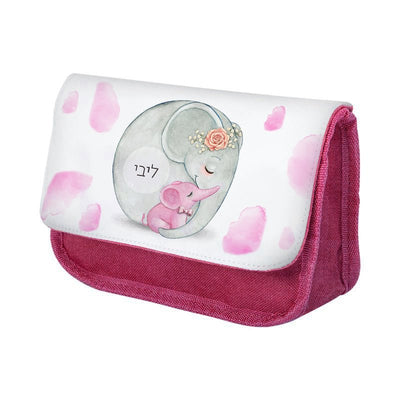 סט מוצרים עם שם הילד/ה בעיצוב פילים ורוד - Baby Coupon