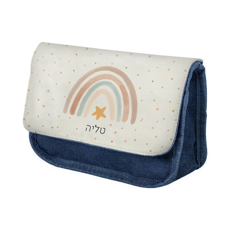 סט מוצרים עם שם הילד/ה בעיצוב קשת בענן - Baby Coupon