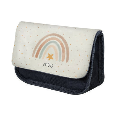 סט מוצרים עם שם הילד/ה בעיצוב קשת בענן - Baby Coupon