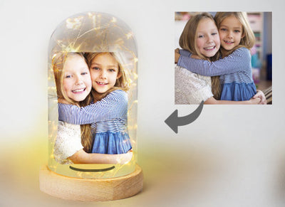מתקן עץ תמונה עם מעטפת זכוכית ואורות.
