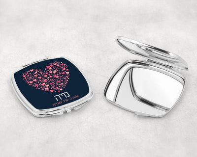 מראת כיס מעוצבת עם שם אישי ואפשרות להקדשה - דגם לבבות אהבה - Baby Coupon