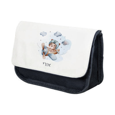 סט מוצרים עם שם הילד/ה בעיצוב "מטוס" - Baby Coupon